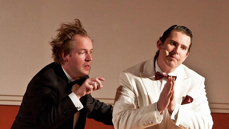 Bestens aufeinander eingespielt: André Streckenbach (rechts) und Alexander Köhler präsentierten die Premiere ihr neues Programms "Hüften aus Gold" im Coburger "Haus Contakt". Foto: Jochen Berger