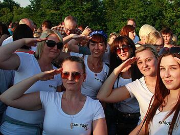 Kapitän oder Matrose des Partyschiffs? Das war für die Simmung in der Nacht zum Donnerstag ziemlich egal. Foto: René Ruprecht