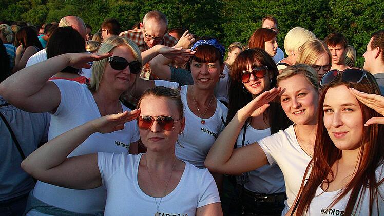 Kapitän oder Matrose des Partyschiffs? Das war für die Simmung in der Nacht zum Donnerstag ziemlich egal. Foto: René Ruprecht