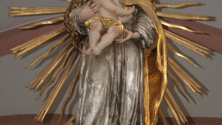 Die umgearbeitete Figur der Kirchenpatronin trägt inzwischen ein Jesuskind und schwebt über den Gottesdienstbesuchern in der Stadtpfarrkirche zu Unserer Lieben Frau.  Foto: Stephan Tiroch