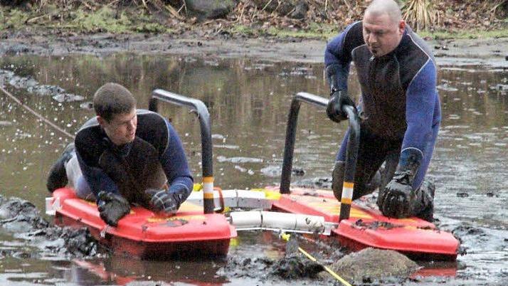 Erlanger Feuerwehrleute versuchten das verängstigte Reh zu retten.  Fotos: Michael Busch