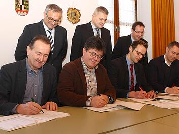 Ebneten den Weg für Internet-Bandbreiten von bis zu 50 MBit: die Bürgermeister Ludwig Göhl (Stadelhofen), Udo Dauer (Weismain), Andreas Pöhner (Wonsees) und Martin Bernreuther (Thurnau; sitzend, von links) mit Reinhard Brandl und Friedrich Weinlein von der Deutschen Telekom sowie Siegbert Reuther (stehend, v. li.) bei der Unterzeichnung der Kooperationsverträge.  Foto: Stefan Lutter