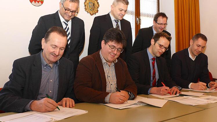 Ebneten den Weg für Internet-Bandbreiten von bis zu 50 MBit: die Bürgermeister Ludwig Göhl (Stadelhofen), Udo Dauer (Weismain), Andreas Pöhner (Wonsees) und Martin Bernreuther (Thurnau; sitzend, von links) mit Reinhard Brandl und Friedrich Weinlein von der Deutschen Telekom sowie Siegbert Reuther (stehend, v. li.) bei der Unterzeichnung der Kooperationsverträge.  Foto: Stefan Lutter