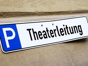 Wer wird künftig auf diesem Stellplatz neben dem Landestheater parken?  Foto: Jochen Berger