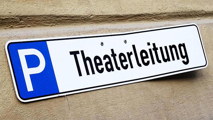 Wer wird künftig auf diesem Stellplatz neben dem Landestheater parken?  Foto: Jochen Berger