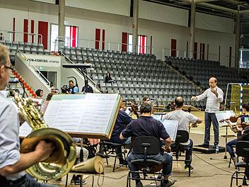 Große Filmmusik erklingt am Freitag in der Ballsporthalle auf der Lauterer Höhe. Roland Kluttig testet bei der Probenarbeit mit dem Philharmonischen Orchester die Akustik der Halle. Foto: Jochen Berger