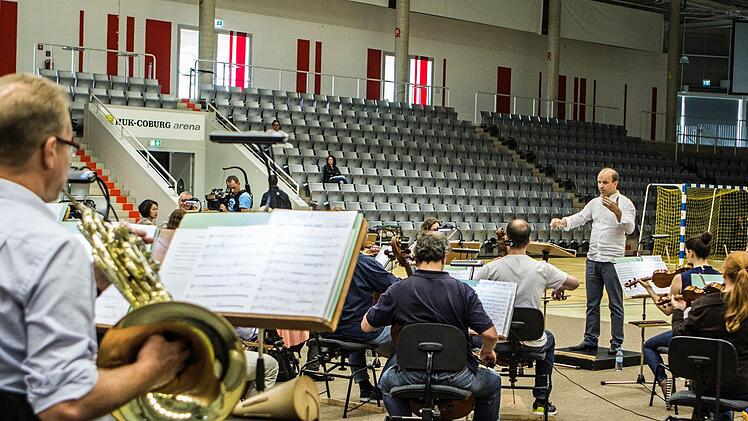 Große Filmmusik erklingt am Freitag in der Ballsporthalle auf der Lauterer Höhe. Roland Kluttig testet bei der Probenarbeit mit dem Philharmonischen Orchester die Akustik der Halle. Foto: Jochen Berger