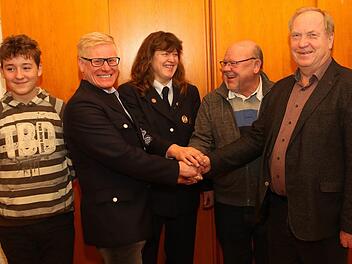 Aaron Judex (links) wurde durch den Vorsitzende Peter Kraus und Kommandantin Claudia Ehrlinger neu in die Wehr aufgenommen, Friedrich Müller und Werner Thomas (rechts) für eine 50-jährige Mitgliedschaft im Feuerwehrverein geehrt. Foto: Michael Stelzner