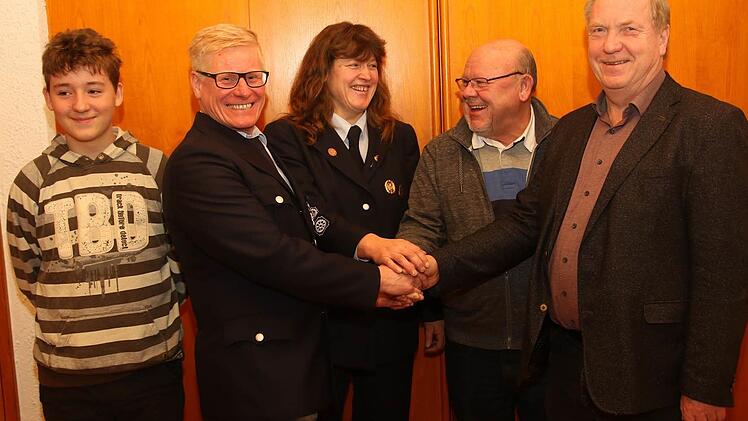 Aaron Judex (links) wurde durch den Vorsitzende Peter Kraus und Kommandantin Claudia Ehrlinger neu in die Wehr aufgenommen, Friedrich Müller und Werner Thomas (rechts) für eine 50-jährige Mitgliedschaft im Feuerwehrverein geehrt. Foto: Michael Stelzner