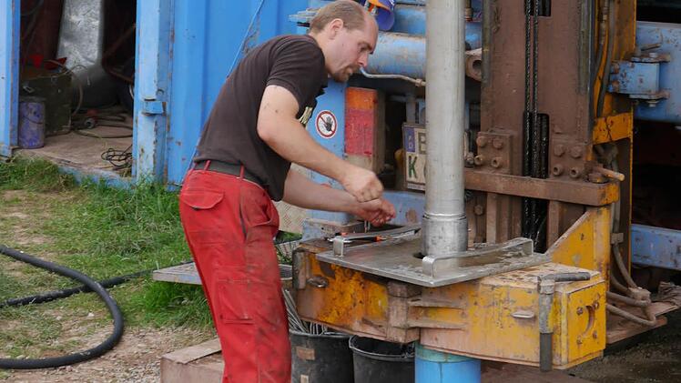 Der Ausbau der gemeindlichen Wasserversorgung (im Bild: Brunnenbaufachmann Florian Happ bei den Versuchsbohrungen) wird die Rücklagen der Gemeinde Schondra enorm beanspruchen.  Archivfoto: Oswald Türbl