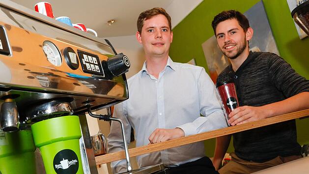 Jonas Gl&uuml;senkamp und Andreas Eichenseher von der Initiative "Bambecher" glauben an ein Mehrwegbecher-System.  Foto: Matthias Hoch