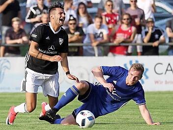 Gehören die heißen Derbys zwischen dem TSV Sonnefeld und dem VfL Frohnlach - hier stoppte Jonas Krüger den Sonnefelder Aykut Civelek mit einem Foul - bald der Vergangenheit an? Foto: Timo Geldner/Archiv
