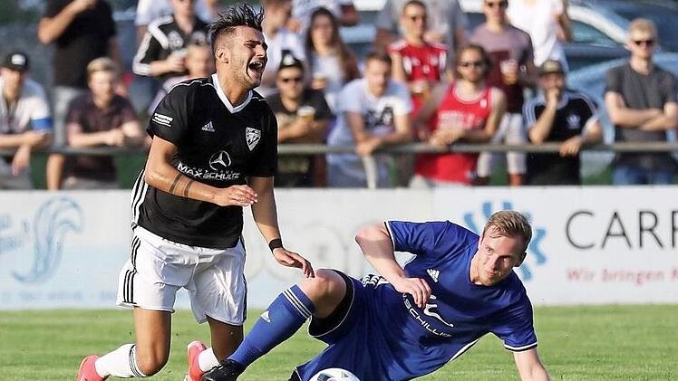 Gehören die heißen Derbys zwischen dem TSV Sonnefeld und dem VfL Frohnlach - hier stoppte Jonas Krüger den Sonnefelder Aykut Civelek mit einem Foul - bald der Vergangenheit an? Foto: Timo Geldner/Archiv