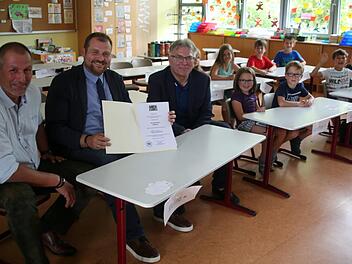 Nein, die Schulbank müssen Schulleiter Wolfgang Hoydem, Bürgermeister Martin Mittag und Schulamtsdirektor Uwe Dörfer (von links) nicht mehr drücken. Doch teilten sie die Freude der Erstklässler, die im nächsten Schuljahr mit den zukünftigen Schulanfängern gemeinsam in drei Klassen der "Flexiblen Grundschule" unterrichtet werden.  Foto: Bettina Knauth