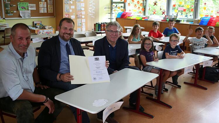 Nein, die Schulbank müssen Schulleiter Wolfgang Hoydem, Bürgermeister Martin Mittag und Schulamtsdirektor Uwe Dörfer (von links) nicht mehr drücken. Doch teilten sie die Freude der Erstklässler, die im nächsten Schuljahr mit den zukünftigen Schulanfängern gemeinsam in drei Klassen der "Flexiblen Grundschule" unterrichtet werden.  Foto: Bettina Knauth