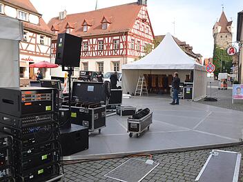 Der Aufbau läuft, die Musikanlage wartet. Das Herzstück des Pavillons fehlt noch.  Fotos: Bernhard Panzer