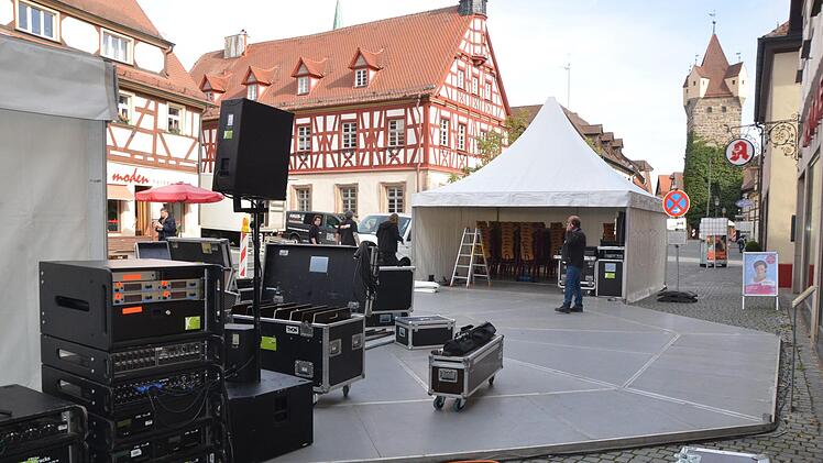 Der Aufbau läuft, die Musikanlage wartet. Das Herzstück des Pavillons fehlt noch.  Fotos: Bernhard Panzer