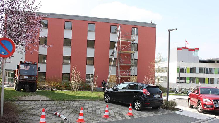 Am Haus Nr. 4 in der Professor-Arneth-Straße sind von Regiomed finanzierte Bauarbeiten im Gang. In diesem "roten Haus" in direkter Nähe zum Lichtenfelser Klinikum (im Bild rechts ist ein Teil davon zu sehen), sollen den Medizinstudenten, die im Spätsommer aus Split zurückkehren, Wohnungen angeboten werden.