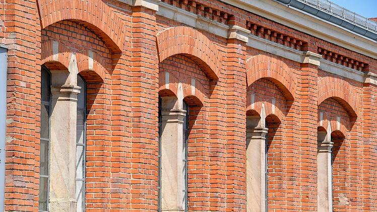 Was wird aus dem Kulturquartier Lagarde? Der Rückgang bei den Einnahmen bedroht den zeitnahen Ausbau der Lagardekaserne - im Bild die ehemalige Reithalle.  Foto: Ronald Rinklef