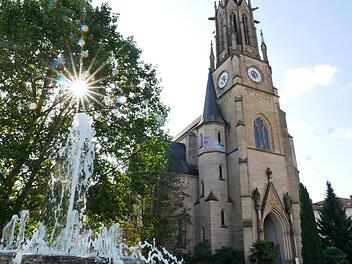 Die Stadtpfarrkirche Herz Jesu von Bad Kissingen ist erst Ende des 19. Jahrhunderts gebaut worden. Das im neugotischen Stil errichtete Gotteshaus wurde auch wegen der ständig steigenden Kurgastzahlen errichtet.Heike Beudert