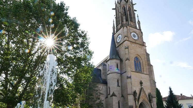 Die Stadtpfarrkirche Herz Jesu von Bad Kissingen ist erst Ende des 19. Jahrhunderts gebaut worden. Das im neugotischen Stil errichtete Gotteshaus wurde auch wegen der ständig steigenden Kurgastzahlen errichtet.Heike Beudert