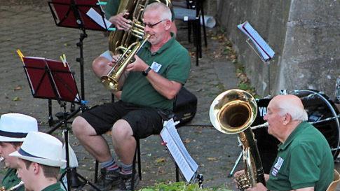 Jung und Alt sind bei den Ebelsbacher Musikanten vereint. Mit 87 Jahren ist Willibald Reich (rechts) auf seinem Tenorhorn mit von der Partie. Er lässt sich auch in der Coronazeit von seinem Hobby nicht abhalten.
