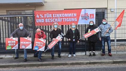 Kundgebung vor dem Hirschaider Schaeffler-Werk