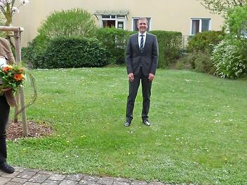 Die Ehrung für Elmar Palauneck (l.) und die Verabschiedung Christoph Frankes (r.) standen auf dem Programm der Stadtratssitzung. Mit im Bild ist Bürgermeister Marco Steiner.