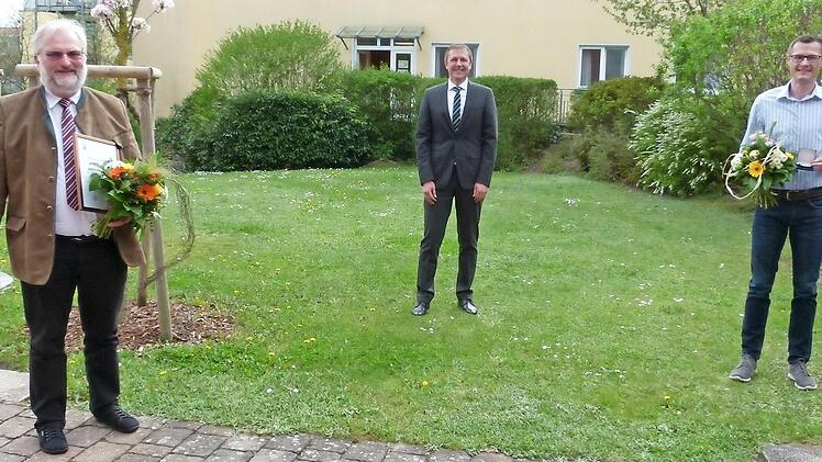 Die Ehrung für Elmar Palauneck (l.) und die Verabschiedung Christoph Frankes (r.) standen auf dem Programm der Stadtratssitzung. Mit im Bild ist Bürgermeister Marco Steiner.