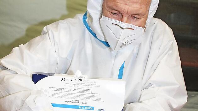 Ohne ehrenamtliche Helfer w&uuml;rde die Arbeit des Roten Kreuzes nicht funktionieren. Zuletzt hat sich dies bei der Bek&auml;mpfung der Pandemie bewiesen. Unser Bild zeigt den ehemaligen BRK-Kreisbereitschaftsleiter Reinhard Heer, der im Mainleuser Impfzentrum mitgeholfen hat.