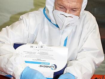 Ohne ehrenamtliche Helfer würde die Arbeit des Roten Kreuzes nicht funktionieren. Zuletzt hat sich dies bei der Bekämpfung der Pandemie bewiesen. Unser Bild zeigt den ehemaligen BRK-Kreisbereitschaftsleiter Reinhard Heer, der im Mainleuser Impfzentrum mitgeholfen hat.