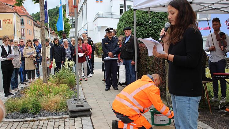 Während die Geschichten der jüdischen Mitbürger verlesen werden, verlegt Heiko Hörnis die Stolpersteine, Foto: Julia Raab