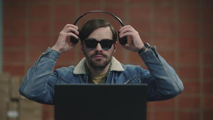 Roman (Bart Kelchtermans) tritt seinen Dienst als Abh&ouml;rspezialist an.