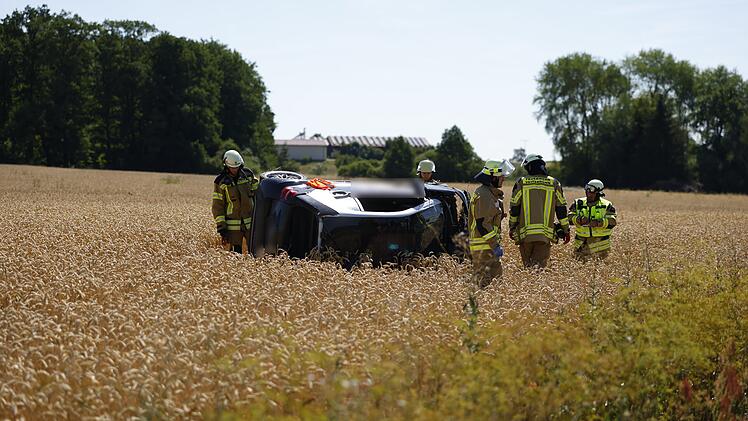 Unfall bei Veitsbronn: Auto &uuml;berschl&auml;gt sich - Ersthelfer befreit Fahrerin