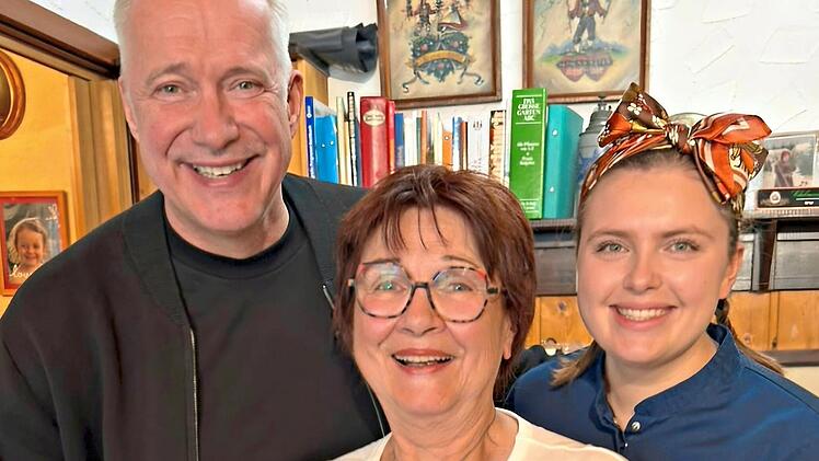 Sternekoch Alexander Herrmann, Sonja Schr&uuml;fer, K&uuml;chenchefin Sandra Hofer in Sonja Schr&uuml;fers K&uuml;che in Wimmelbach.