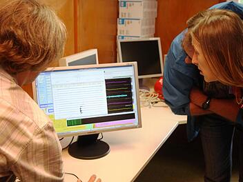 Auf einem Computerbildschirm kann man seismologische Ausschläge in aller Welt verfolgen. fotos: Galster