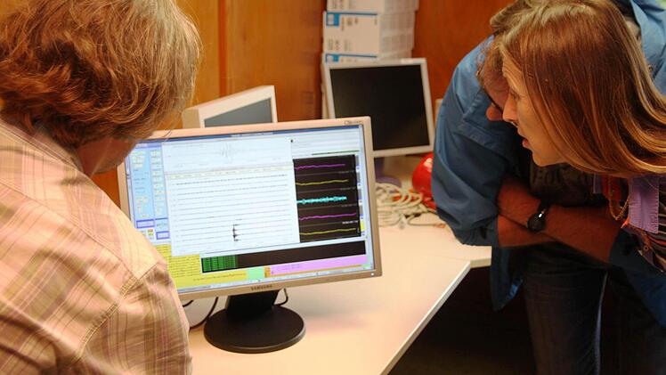 Auf einem Computerbildschirm kann man seismologische Ausschläge in aller Welt verfolgen. fotos: Galster
