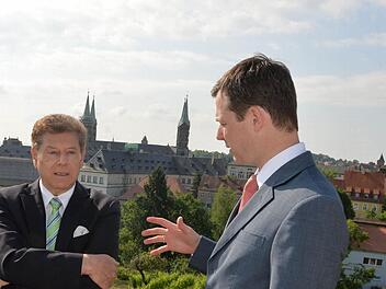 Eduard Oswald und der Bundestagsabgeordnete Thomas Silbernhorn (rechts) genießen den Ausblick auf Bamberg. Foto: R. Rinklef