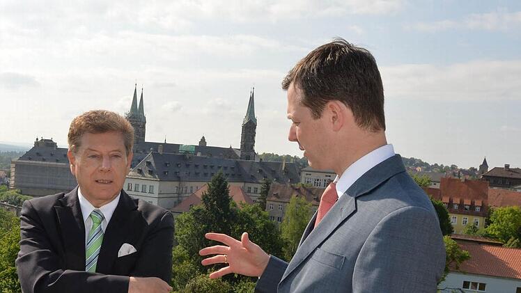 Eduard Oswald und der Bundestagsabgeordnete Thomas Silbernhorn (rechts) genießen den Ausblick auf Bamberg. Foto: R. Rinklef