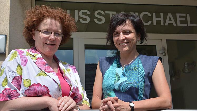Pastoralreferentin Regina Werner (links) hat künftig die theologische Stelle als Pastorale Leitung im Mehrgenerationenhaus St. Michael. Die Geschäftsführung des Hauses liegt in den bewährten Händen von Anne Hüttner.  Foto: Hanns Friedrich