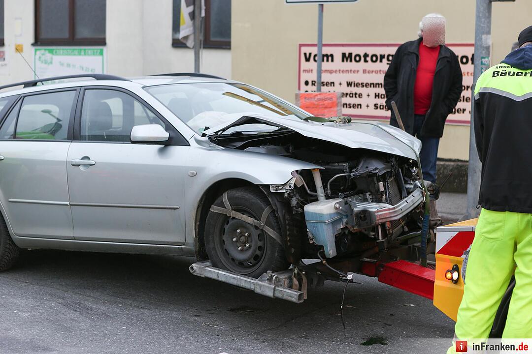 Ampel an Kreuzung ausgefallen - Zwei Pkw kollidieren in Obermichelbach