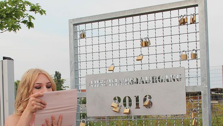 Alle 179 Schüler haben Schlösser befestigt, um nicht in Vergessenheit zu geraten.