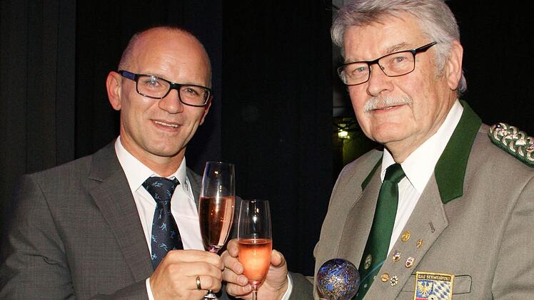 Den Award für das Lebenswerk im Sport überreichte BLSV-Bezirksvorsitzender Günther Jackl (links) an den Ehren-Gauschützenmeister Dieter Koch. Jackl dankte für das Engagement für den Schießsport.