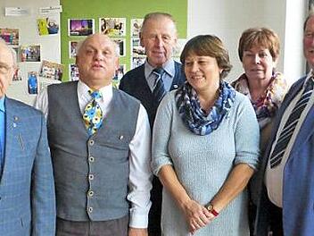 Wilfried Losgar (20 Jahre Mitarbeit), Siegfried Kögler (40 Jahre Mitglied), Adam Volk (25 Jahre Mitglied), Erika Jäger (5 Jahre Mitarbeit), Aurelia Schmitt (10 Jahre Mitglied), Johannes Rahmer (v. l.) Foto: HG