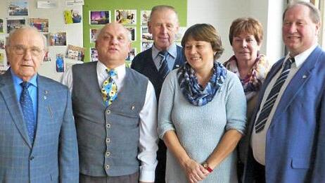 Wilfried Losgar (20 Jahre Mitarbeit), Siegfried Kögler (40 Jahre Mitglied), Adam Volk (25 Jahre Mitglied), Erika Jäger (5 Jahre Mitarbeit), Aurelia Schmitt (10 Jahre Mitglied), Johannes Rahmer (v. l.) Foto: HG
