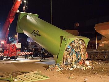 Babygeschrei kommt aus einem Pressmüllcontainer in Nürnberg. Die ganze Nacht haben Einsatzkräfte den Müll durchsucht. So ist der Einsatz verlaufen: Foto: NEWS5 / Friedrich