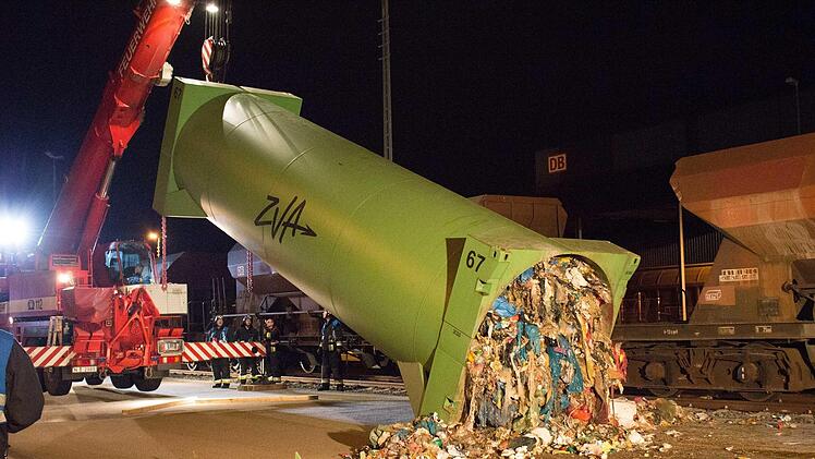 Babygeschrei kommt aus einem Pressmüllcontainer in Nürnberg. Die ganze Nacht haben Einsatzkräfte den Müll durchsucht. So ist der Einsatz verlaufen: Foto: NEWS5 / Friedrich