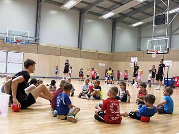 Insgesamt 60 Kinder aus f&uuml;nf Kindertagesst&auml;tten waren beim Abschlussevent des Kindergartenjahres in der Baskidhall mit dabei.  Foto: Niklas Schmitt