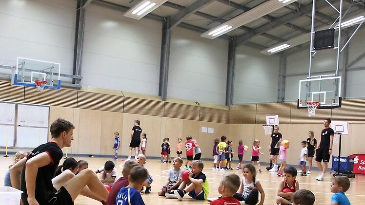 Insgesamt 60 Kinder aus f&uuml;nf Kindertagesst&auml;tten waren beim Abschlussevent des Kindergartenjahres in der Baskidhall mit dabei.  Foto: Niklas Schmitt