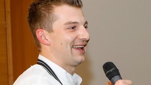 Profi-Koch Marcus Schulz erklärt die Wettbewerbsbedingungen.Matthias Hoch